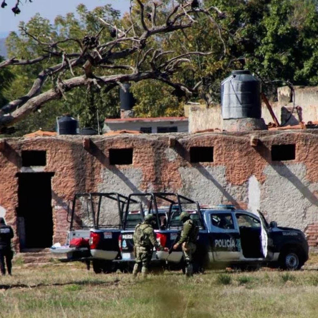 Autoridades trabajan en el lugar donde miembros de un grupo armado abrieron fuego contra los asistentes a una posada, en Salvatierra, Guanajuato