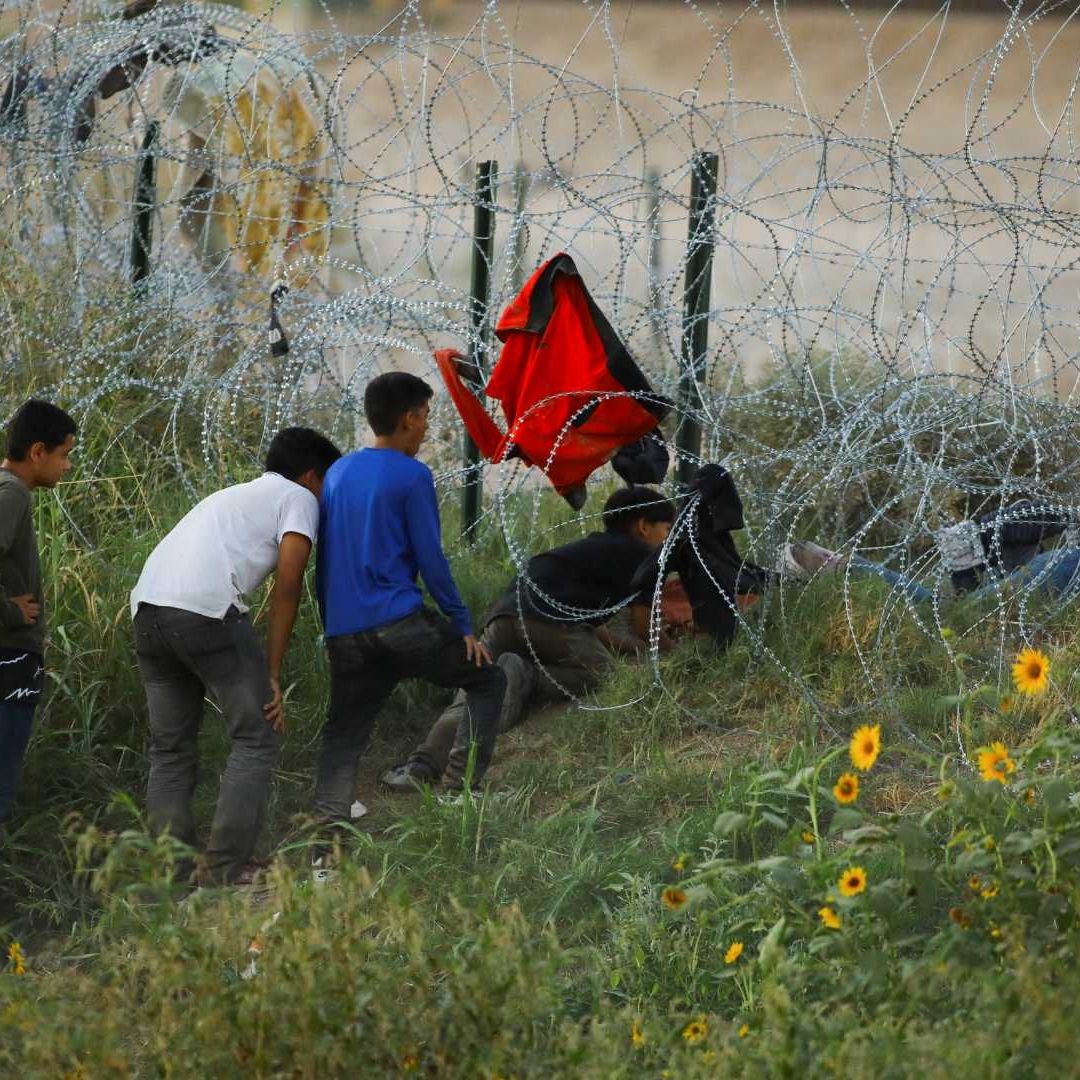 Migrantes en la frontera entre México y Estados Unidos.