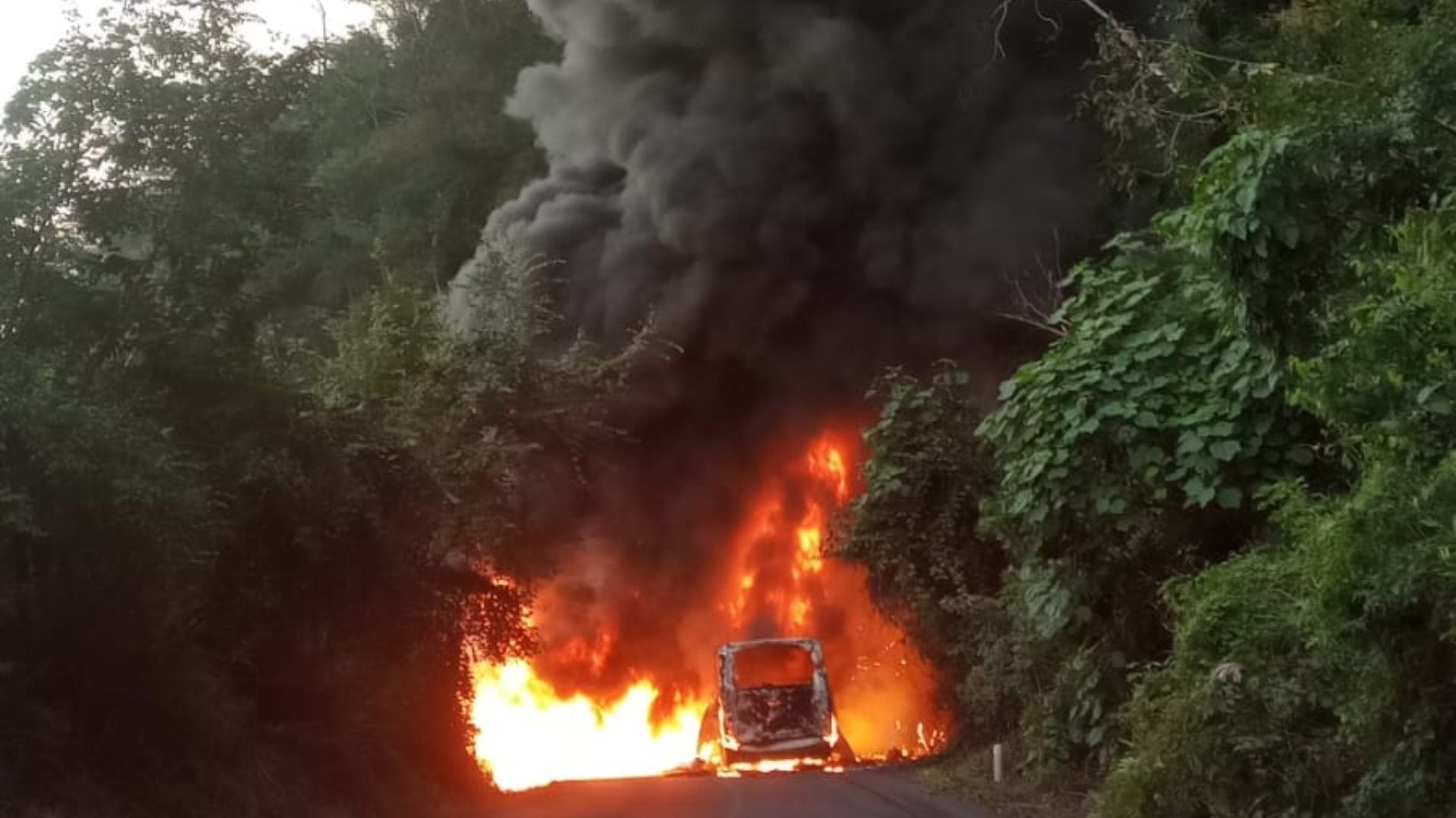 Se incendia autobús de pasajeros en carretera Xalapa