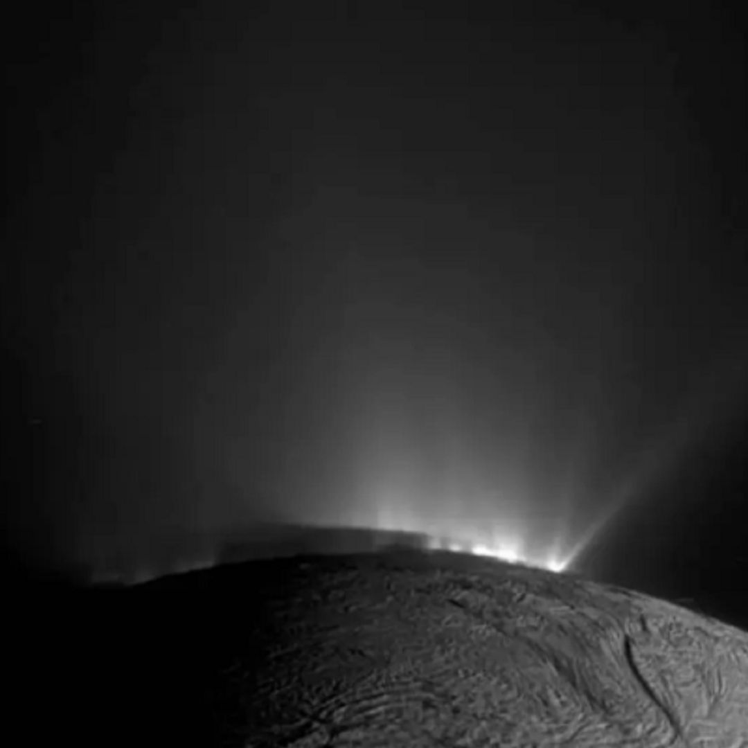 La nave espacial Cassini de la NASA captó esta imagen de Encélado en 2010