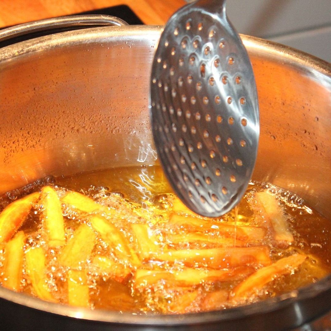 Bebé Sufre Quemaduras con Aceite Hirviendo Mientras Jugaba en la Cocina