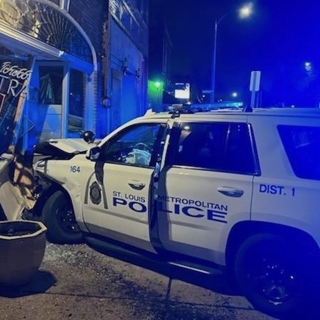 Policía de San Luis, Misuri, choca contra bar y detienen al dueño
