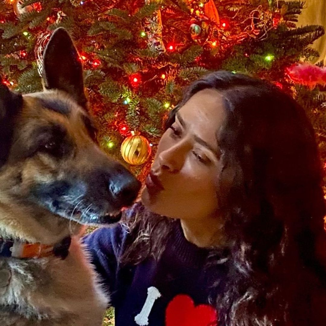 Salma Hayek junto al árbol de Navidad
