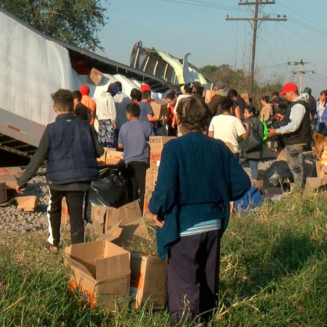 Saquean Camión Tras Choque Con Tren En El Salto