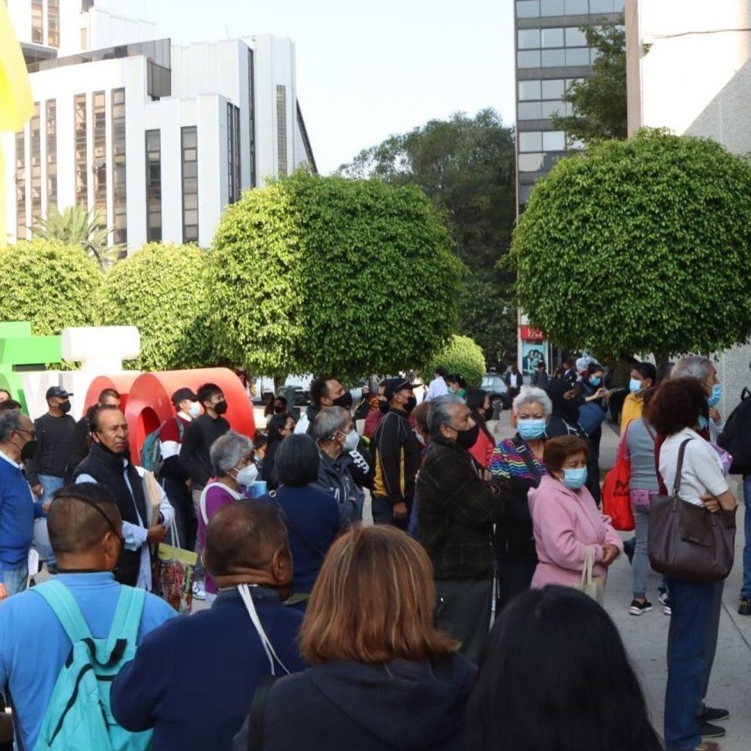 Personas acuden a oficinas del SAT para realizar trámites