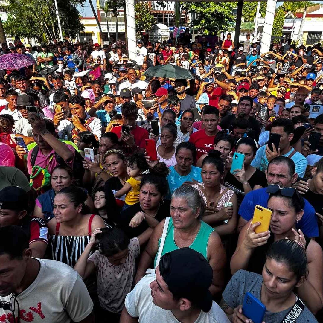 Migrantes reciben instrucciones de autoridades migratorias mexicanas, para recibir amparos en Tapachula, Chiapas