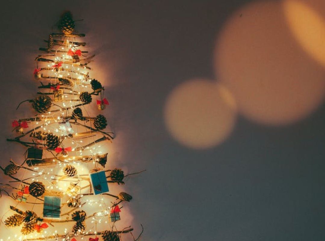 Las personas han preferido cambiar el tradicional pino por arbolitos navideños en la pared