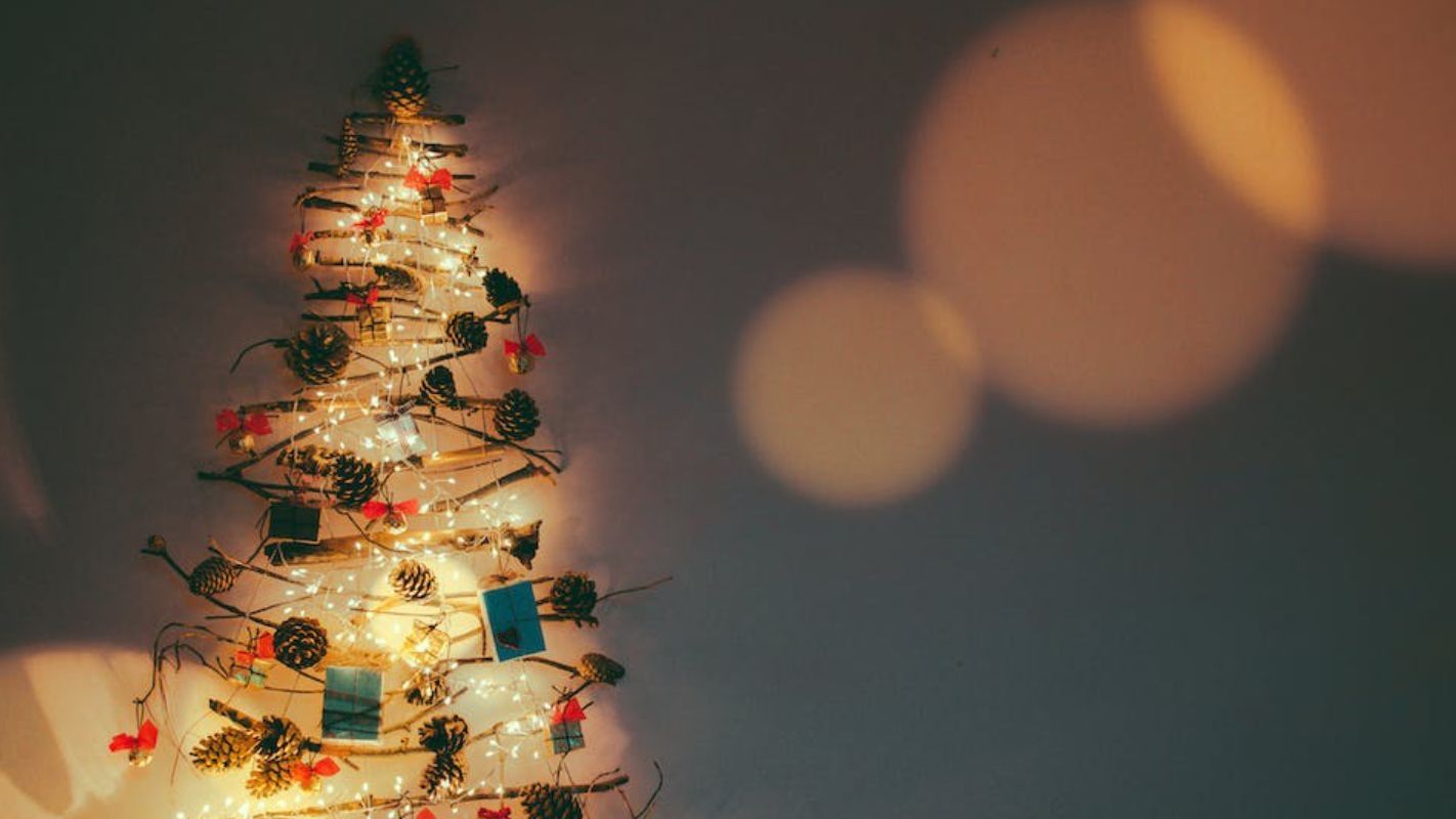 Las personas han preferido cambiar el tradicional pino por arbolitos navideños en la pared
