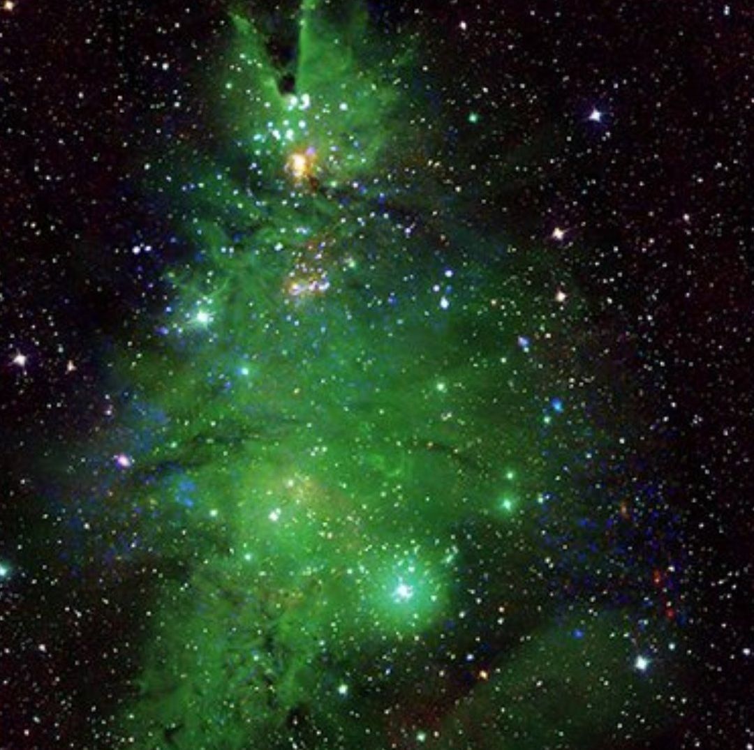 La NASA Capta Grupo de Estrellas Con Apariencia de Árbol de Navidad