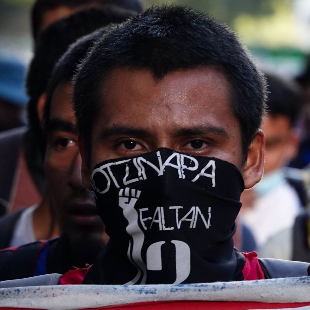 Protesta por aniversario del caso Ayotzinapa en CDMX.