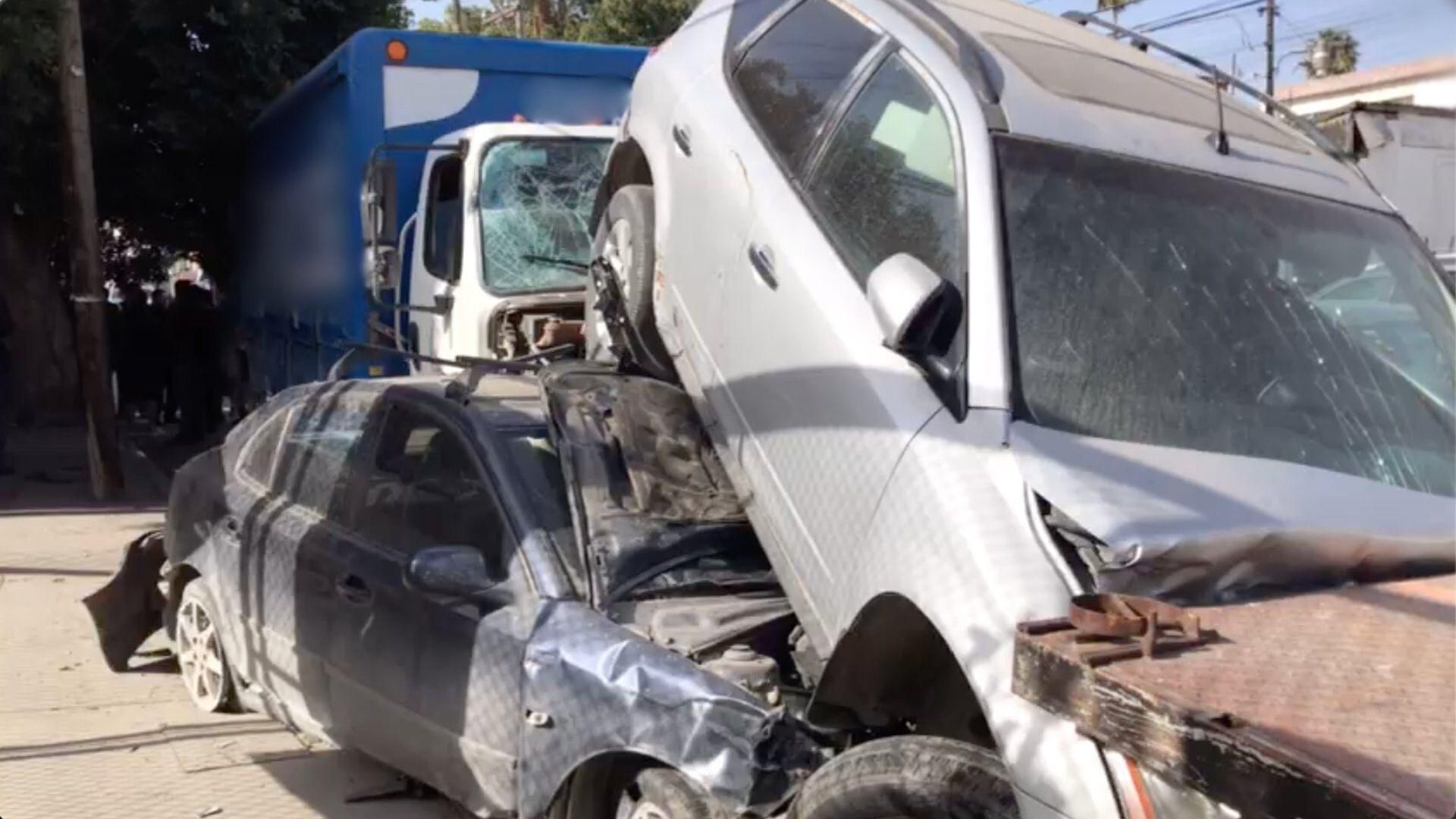 Camión se Queda Sin Frenos y Choca Con Siete Vehículos en Tijuana
