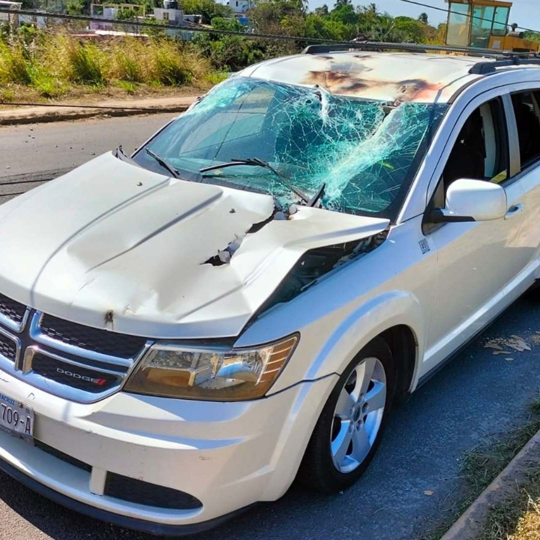 Cae poste sobre camioneta en Coatzacoalcos