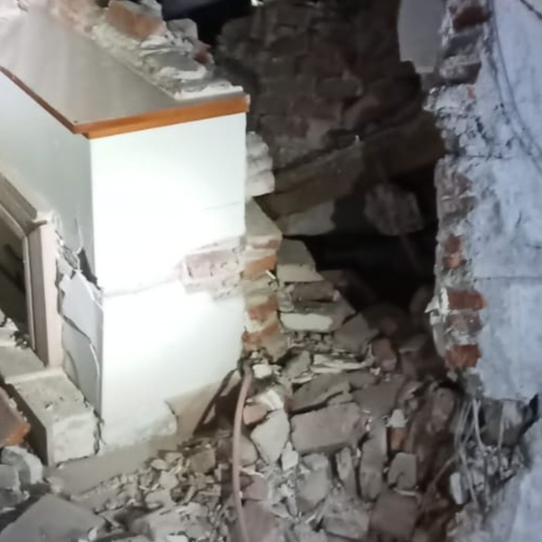 Personal de los Bomberos, Policía de la Ciudad de México, la Secretaría de Gestión Integral de Riesgos y Protección Civil trabajan en la zona del siniestro