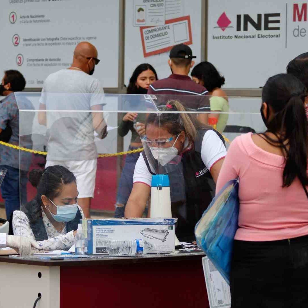 Trámite de credencial de elector en módulo del INE