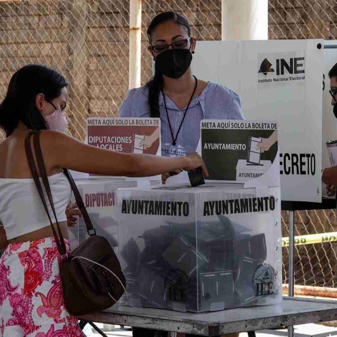 Mujeres emitiendo su voto
