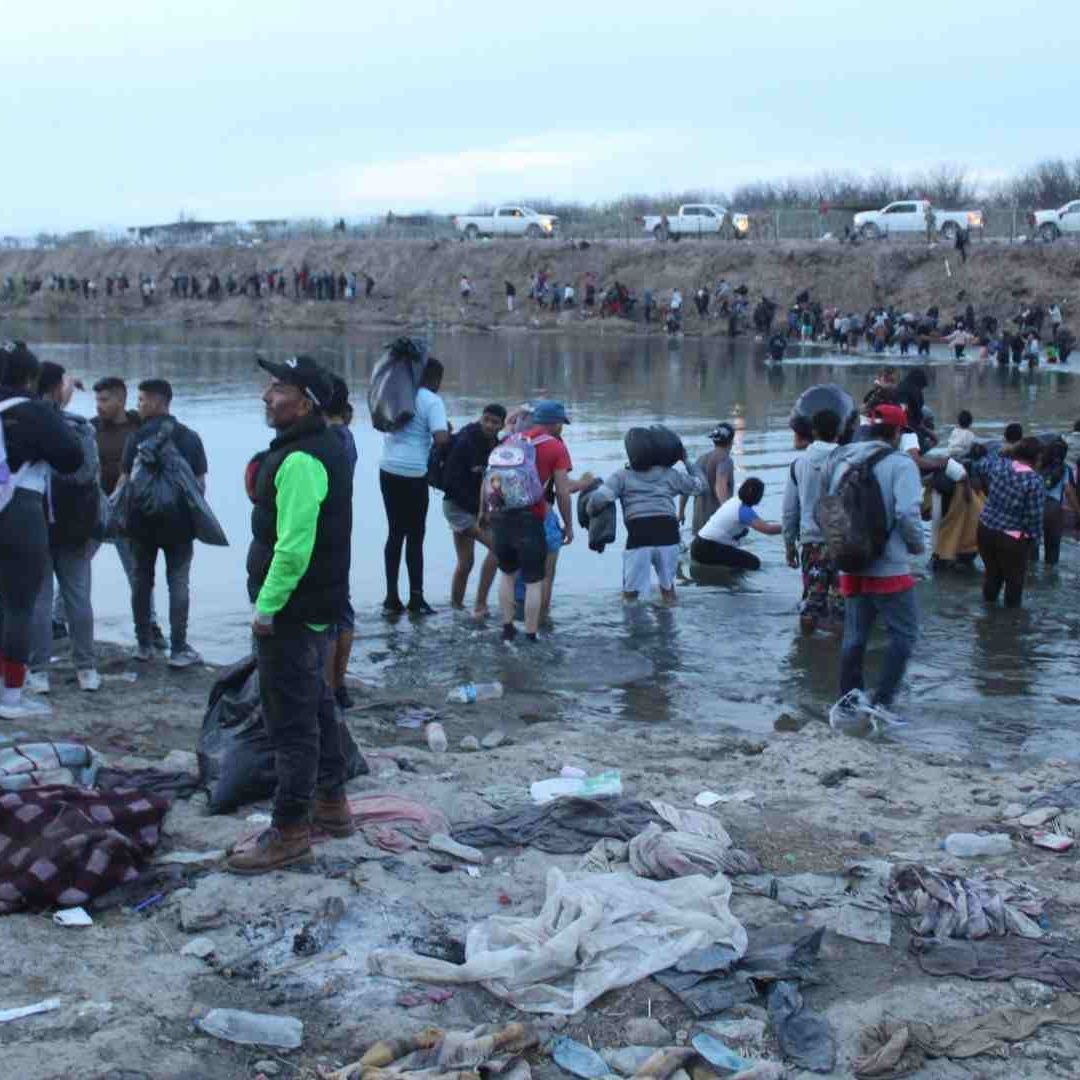 México promete a EUA contener migrantes