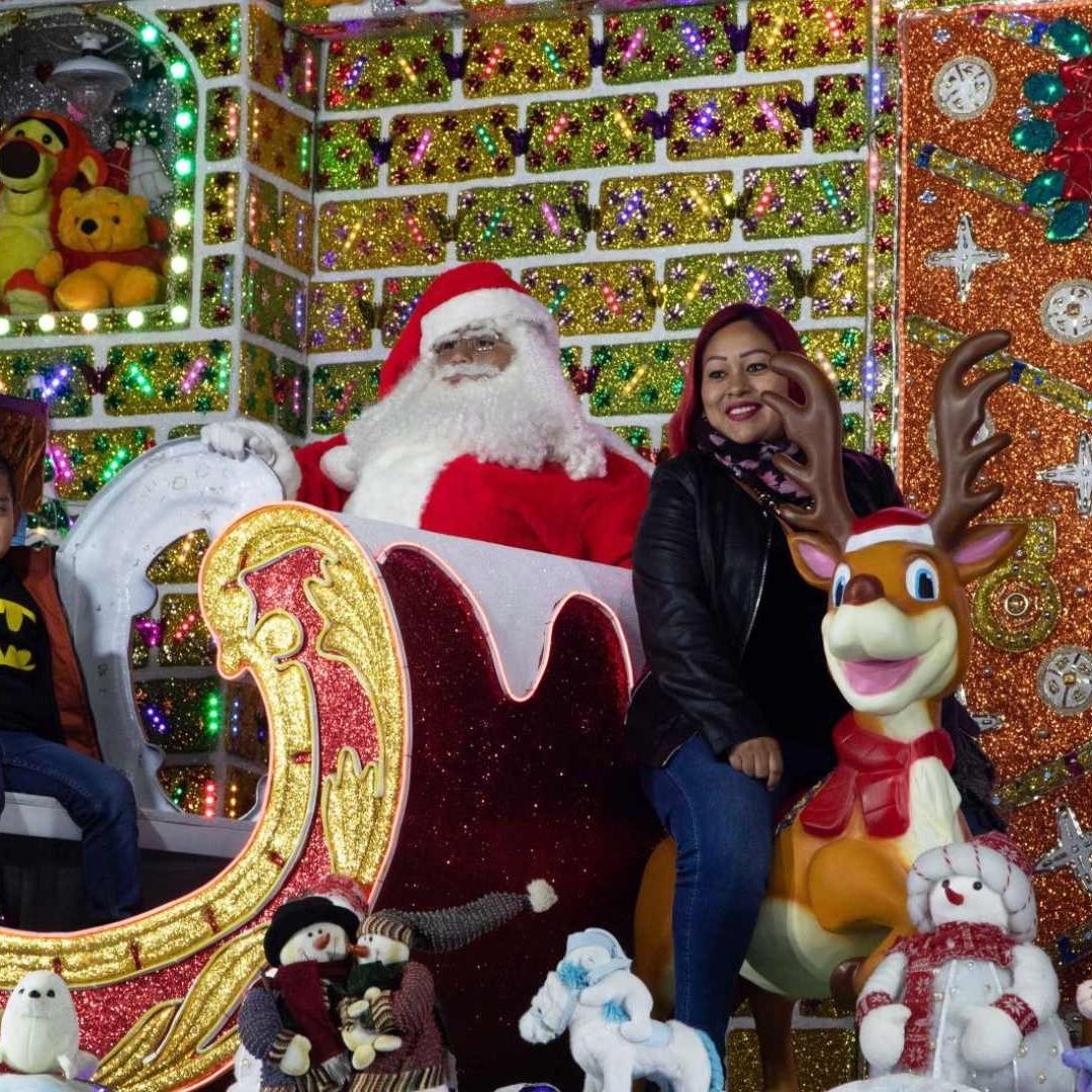 Familias Acuden a Tomarse la Foto con Santa en CDMX Antes de Navidad