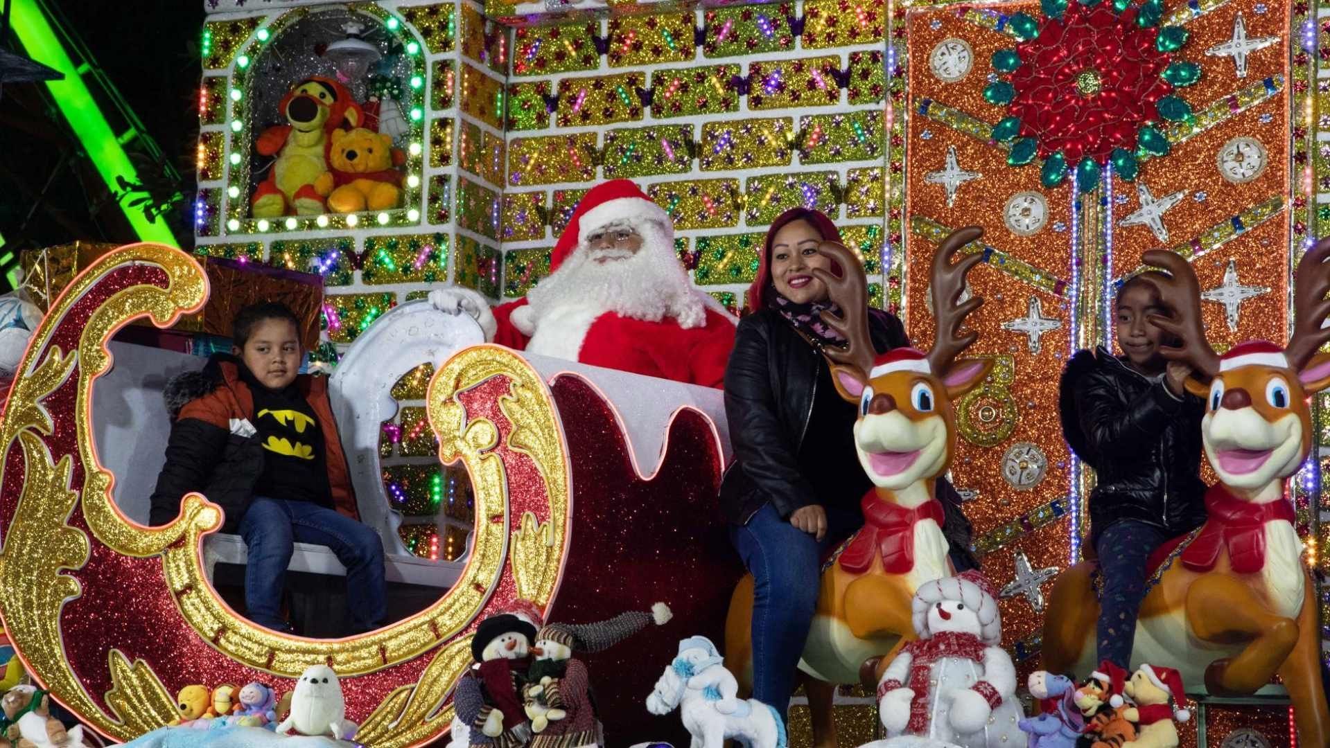 Familias Acuden a Tomarse la Foto con Santa en CDMX Antes de Navidad