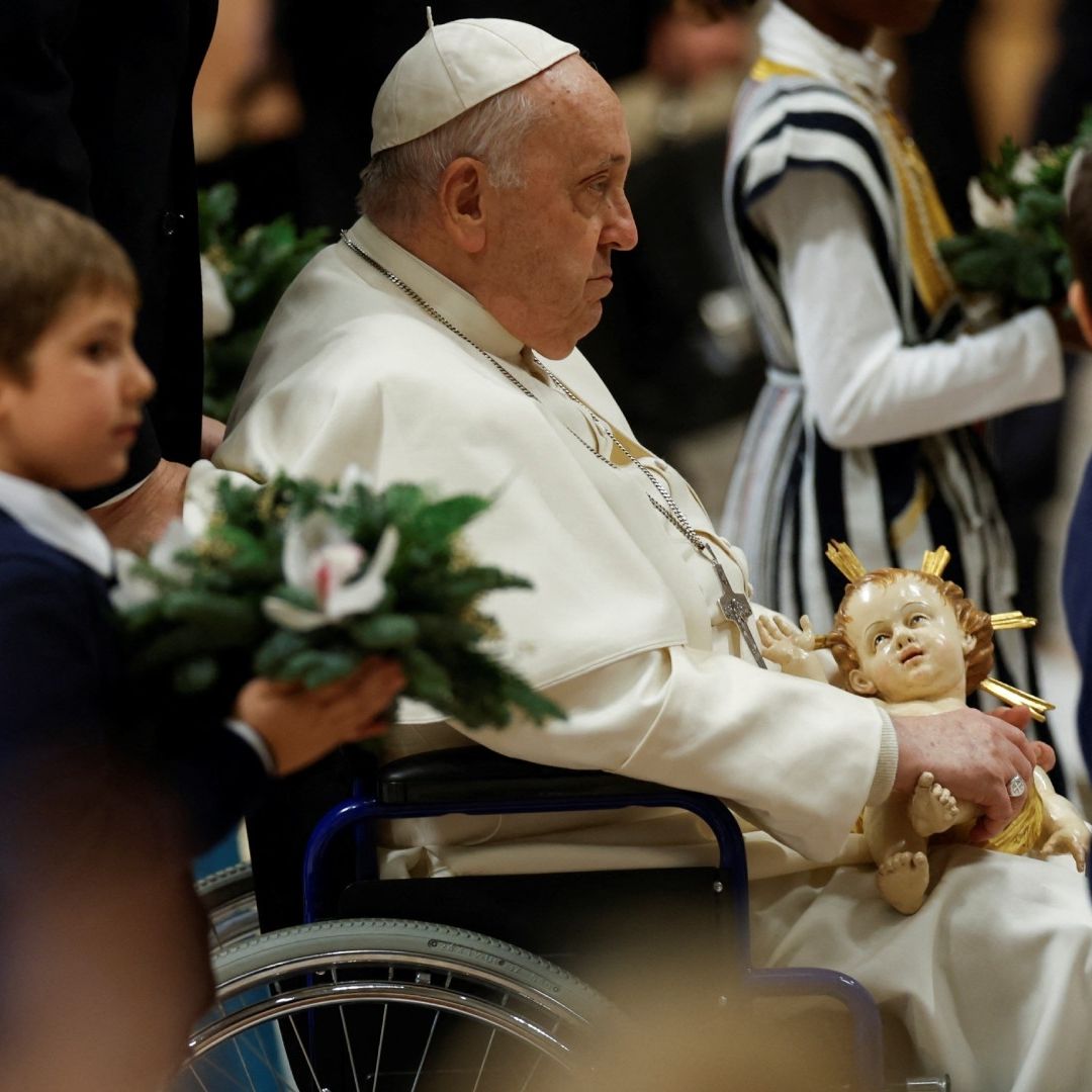 La tradicional misa del gallo se celebró como en los años anteriores a las 19:30 hora local y Francisco debido a sus problemas de rodilla permaneció sentado a un lado del altar