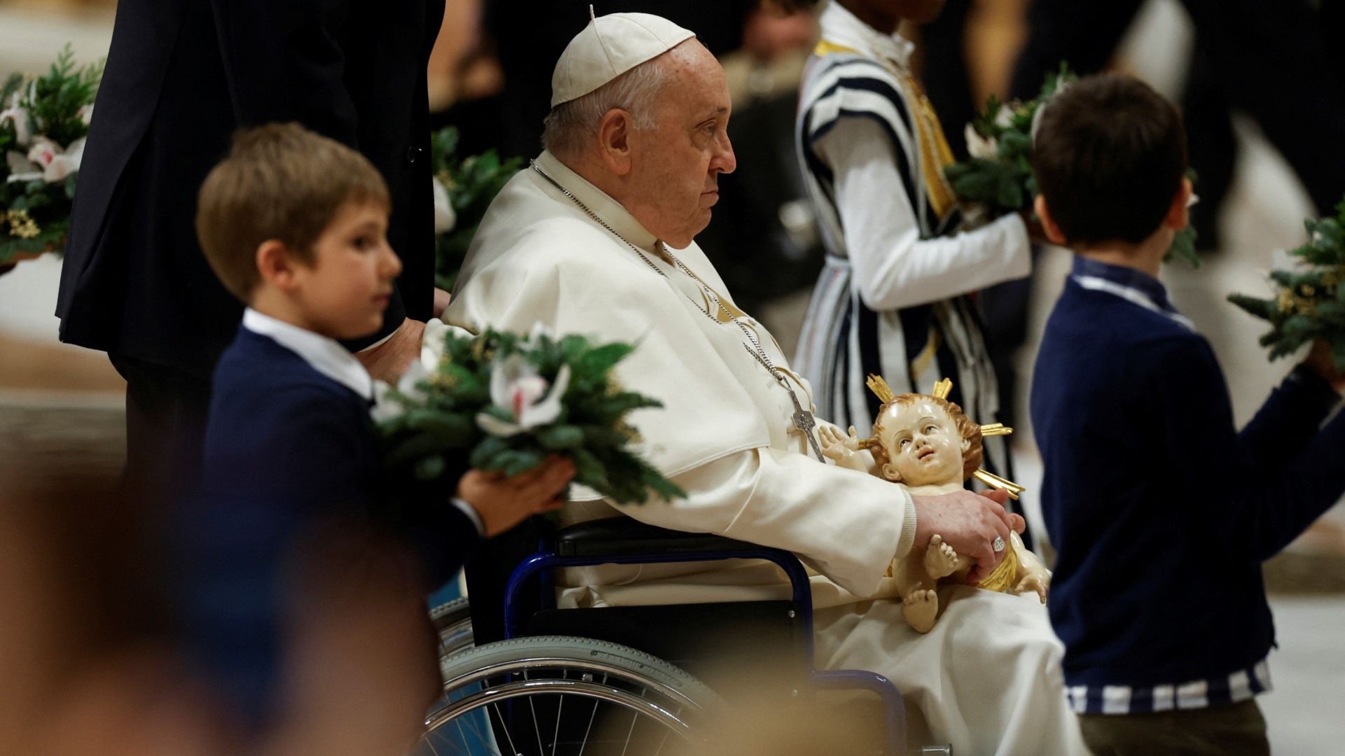 La tradicional misa del gallo se celebró como en los años anteriores a las 19:30 hora local y Francisco debido a sus problemas de rodilla permaneció sentado a un lado del altar