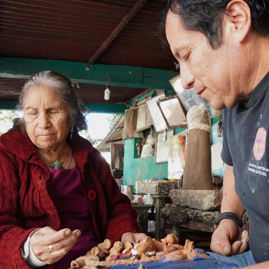 A sus 78 años de edad, Josefina se resiste a dejar el barro que desde niña aprendió a dar forma