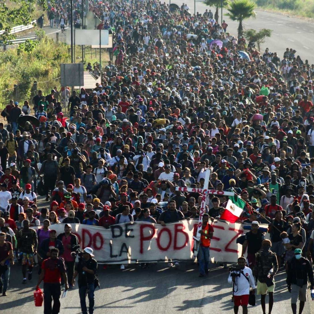 Miles de migrantes salen en caravana desde Chiapas