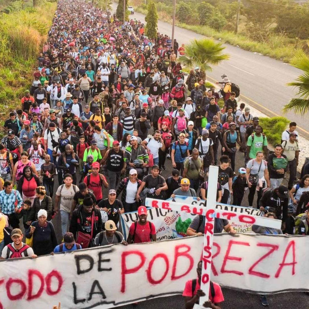 Migrantes de diferentes nacionalidades rezaron antes de avanzar en una nueva caravana migrante con la ilusión de llegar a Estados Unido