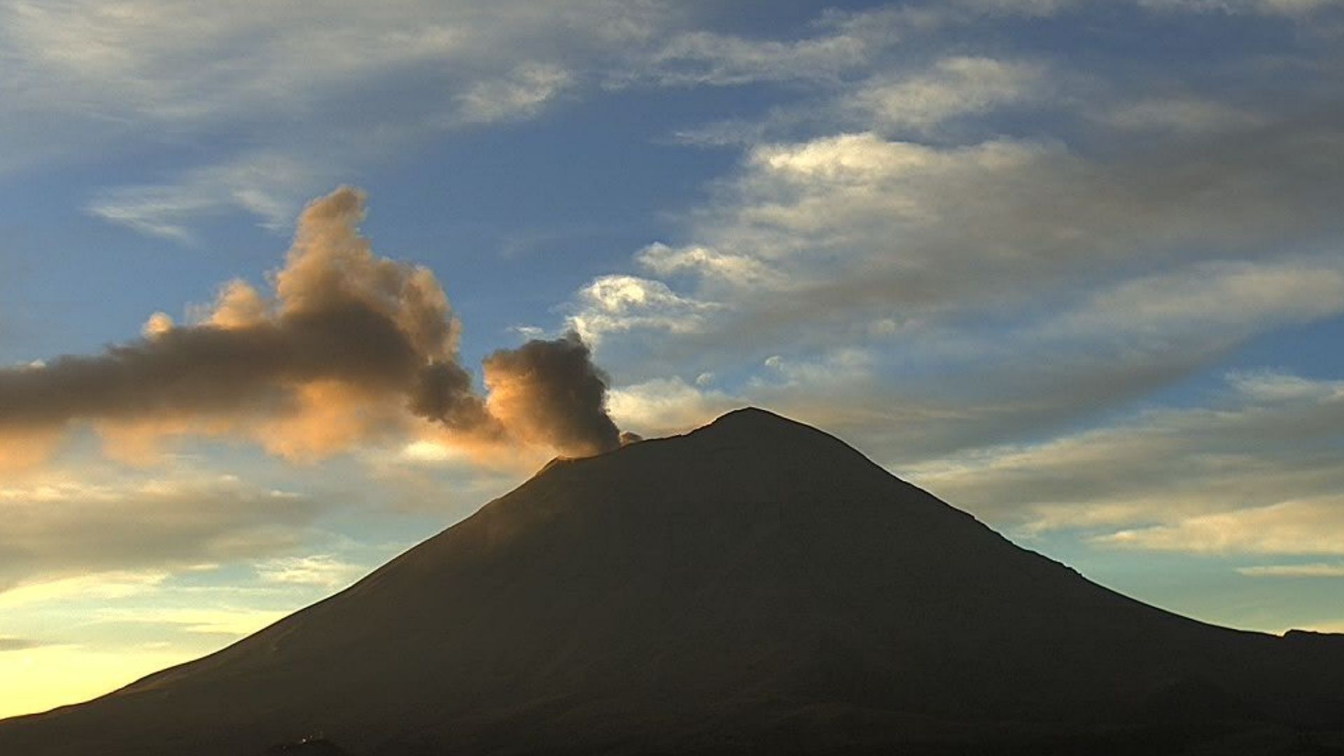 El volcán Popocatépetl despertó hoy, 25 de diciembre de 2023, en plena Navidad, al registrar 11 exhalaciones, acompañadas de vapor de agua, gases volcánicos