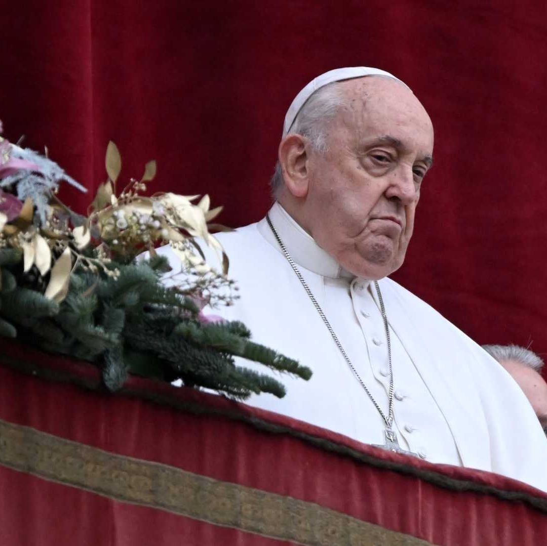 El papa durante su mensaje de Navidad en la Plaza de San Pedro