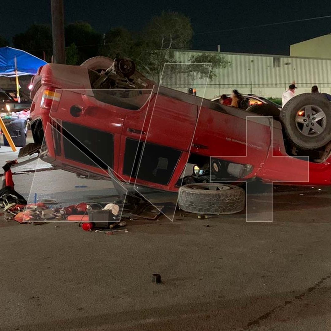 Tras Aparatosa Volcadura, Abandonan Camioneta en Avenida Tarahumara