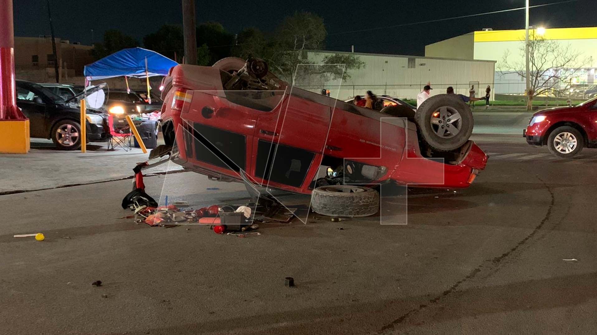 Tras Aparatosa Volcadura, Abandonan Camioneta en Avenida Tarahumara