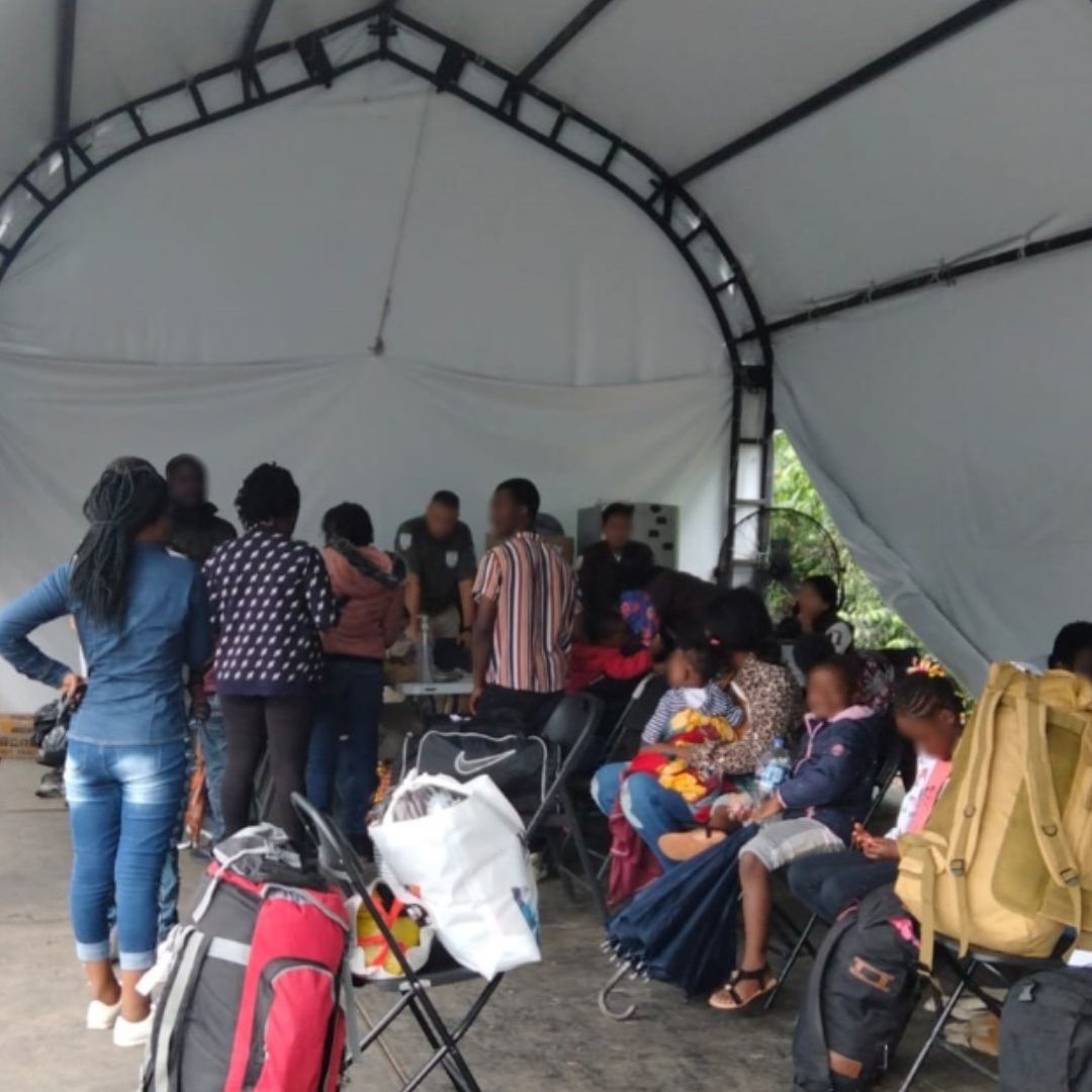 Autoridades auxilian a migrantes en Veracruz procedentes de África, América y el Caribe
