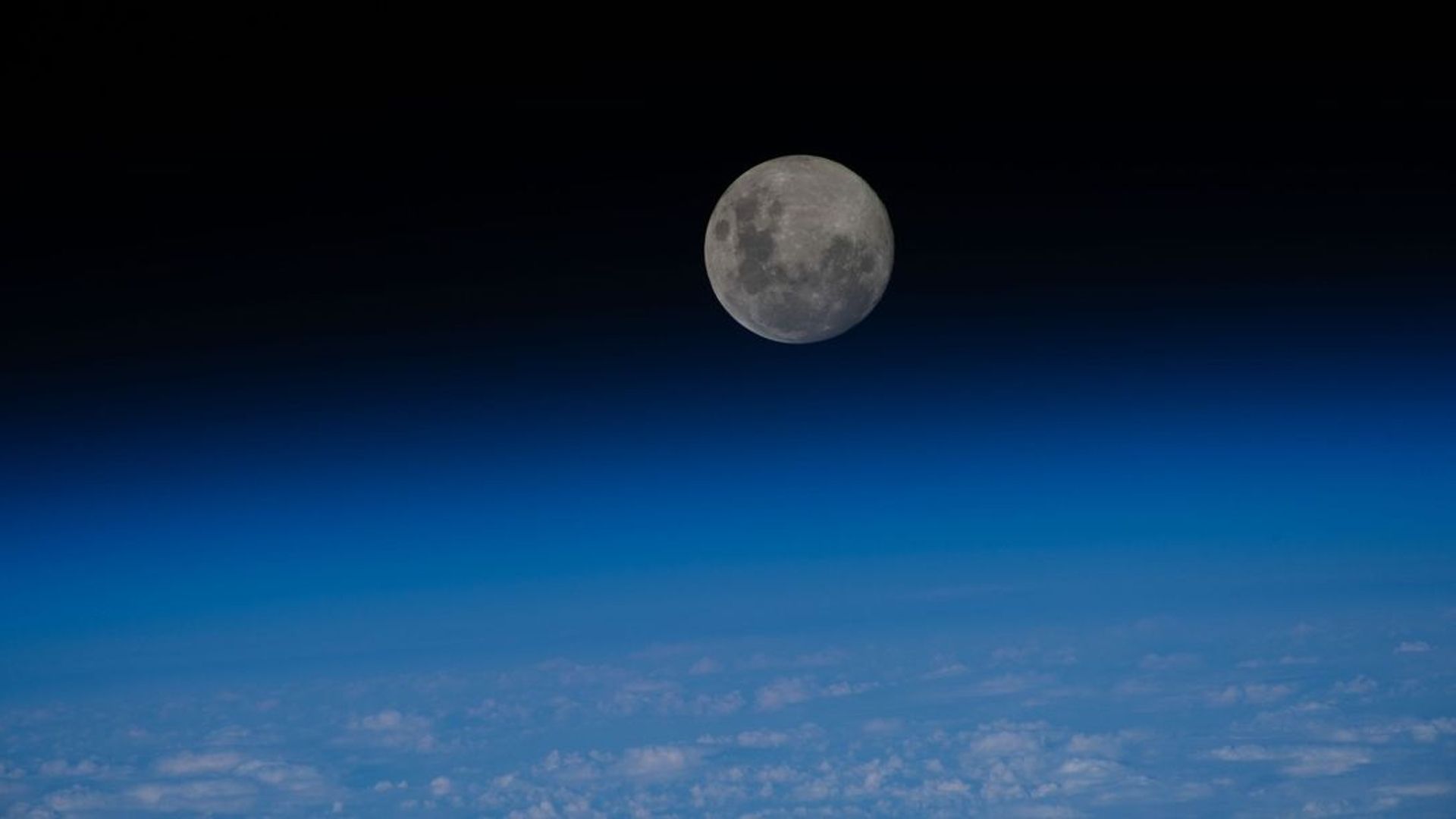 Última Luna llena de 2023 vista desde el espacio