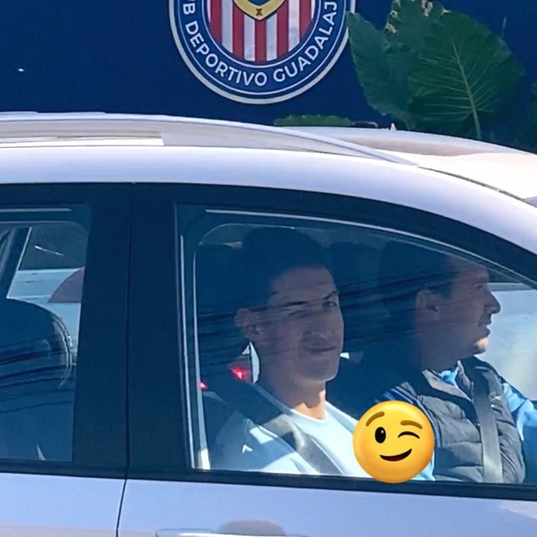 A Castillo se le vio muy sonriente a su salida de Verde Valle después de presentar los exámenes médicos. Foto: Twitter: @chapis_herrera