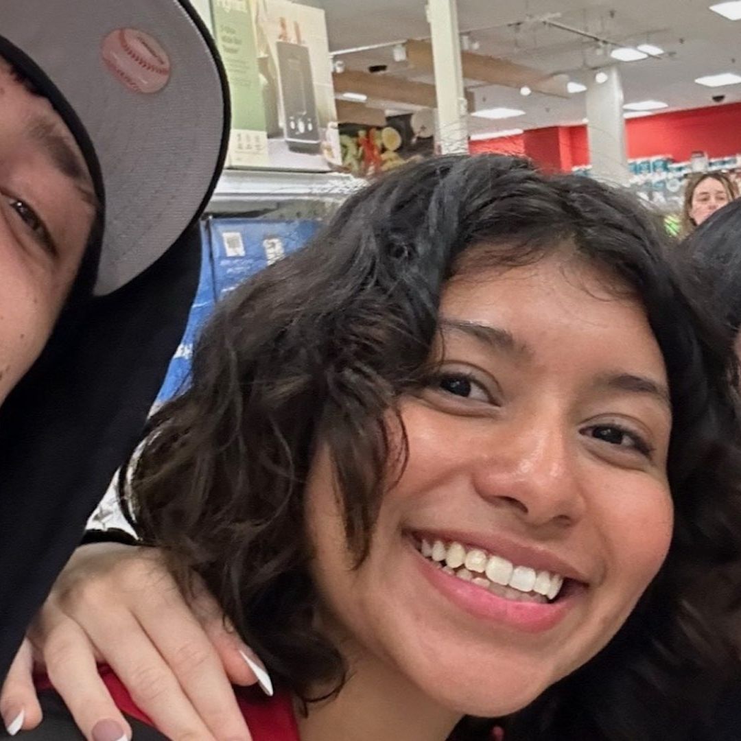 Peso Pluma y Nicki Nicole se fotografían con empleada en supermercado