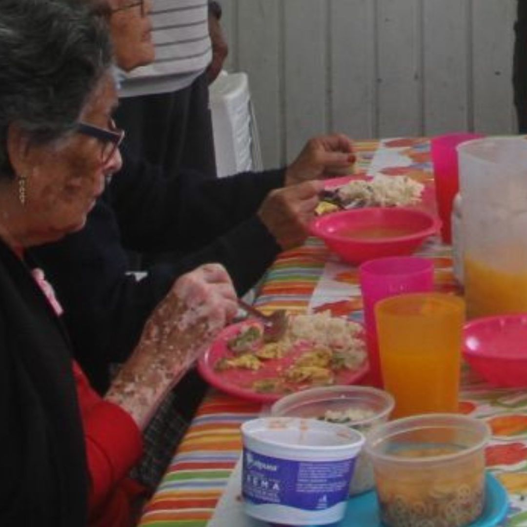 Abuelita Muere al Atragantarse en Comedor Público