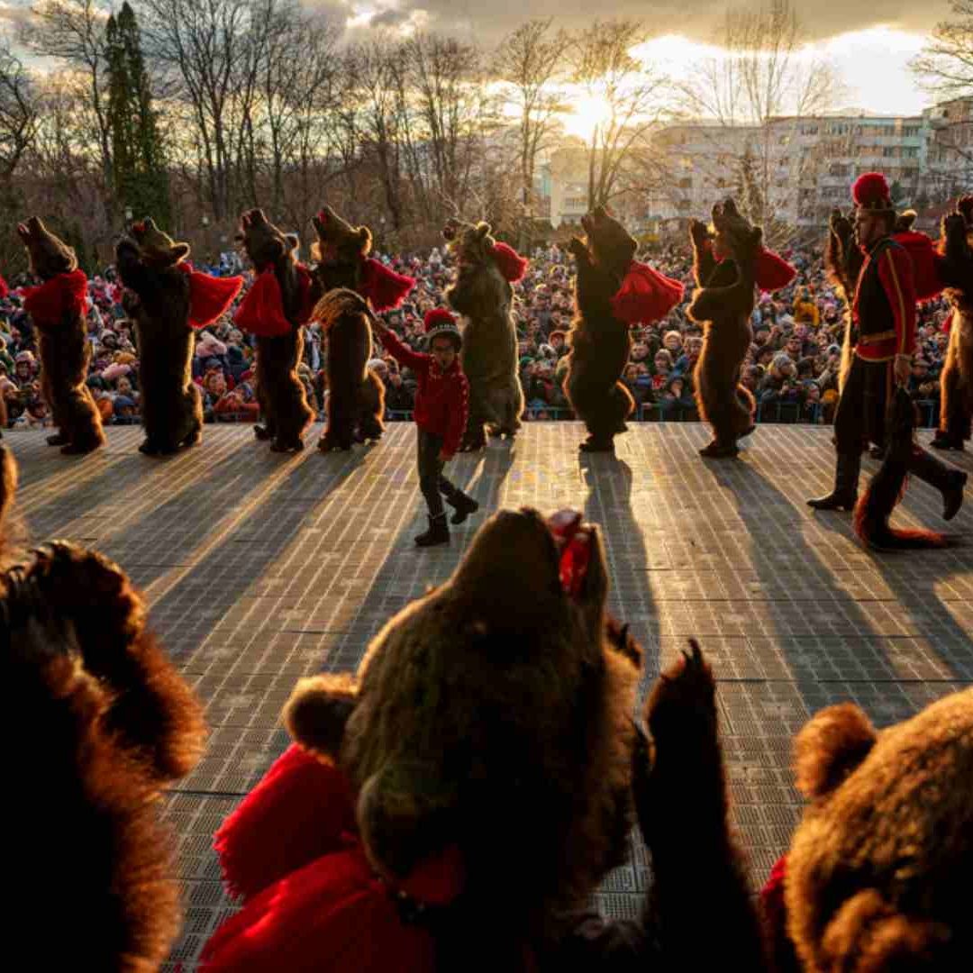 Celebran festival del Baile del Oso en Rumania cubiertos con pieles