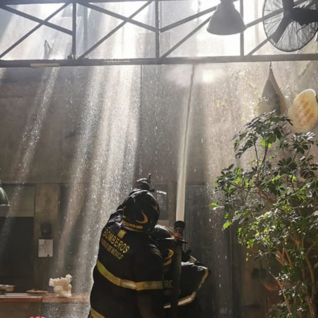 Se incendia marisquería en colonia Roma