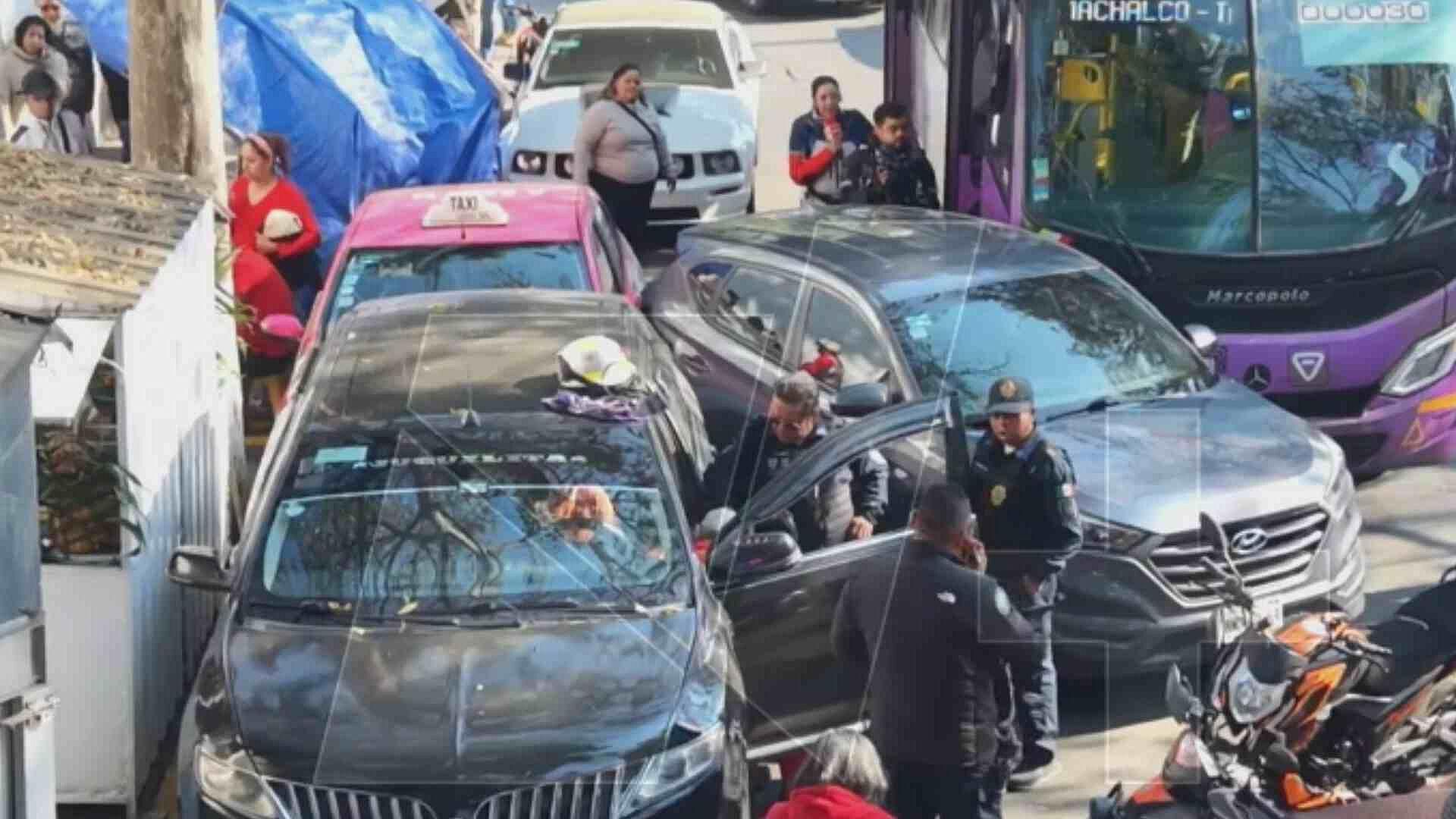 Fuerte Choque Hoy en Calz. Legaria: Auto Intenta Ganarle el Paso a ...