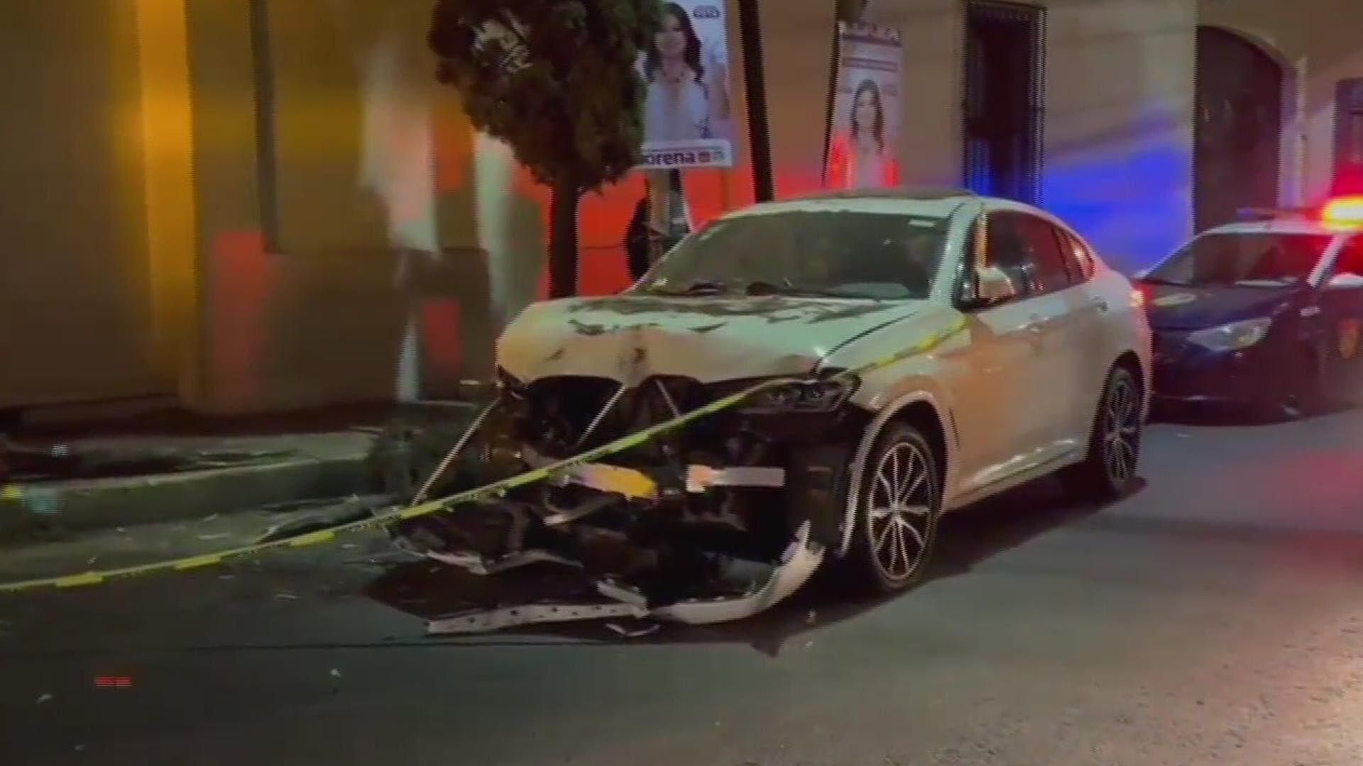 Conductor de Camioneta de Lujo Choca con un Árbol en Periférico Sur