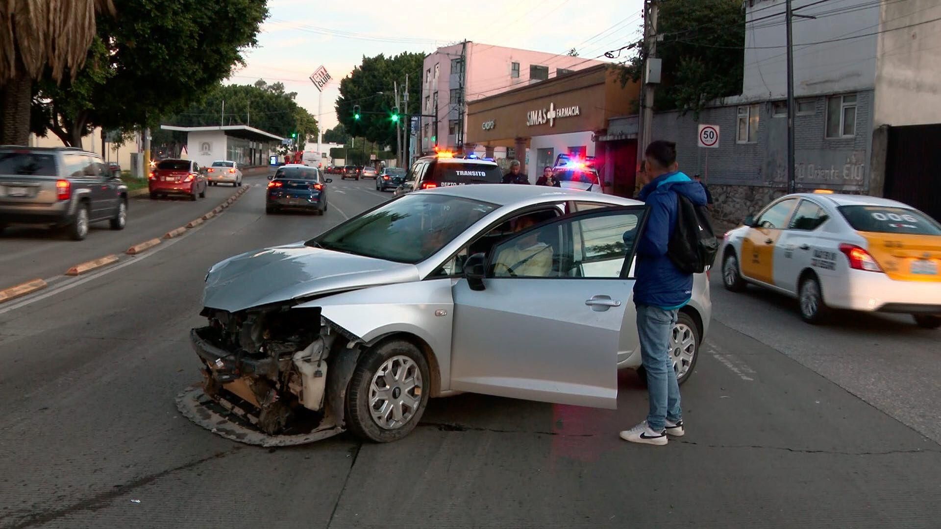 Patrulla Se Pasa el Semáforo en Rojo y Auto Termina Destrozado