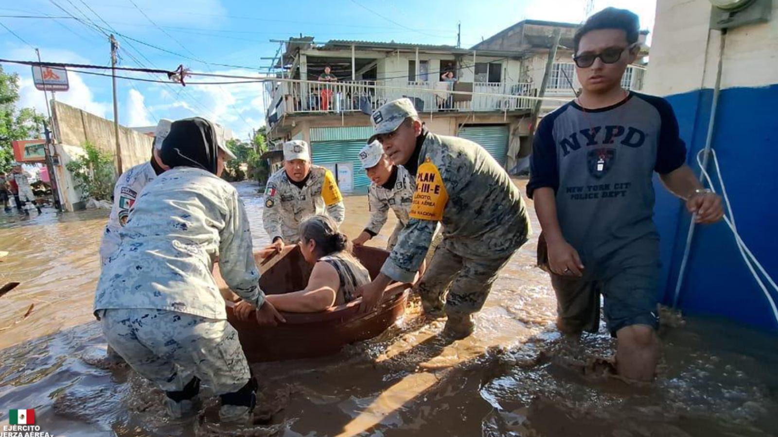 Siguen atendiendo a las personas afectadas en Poza Rica, Veracruz. Foto: Sedena
