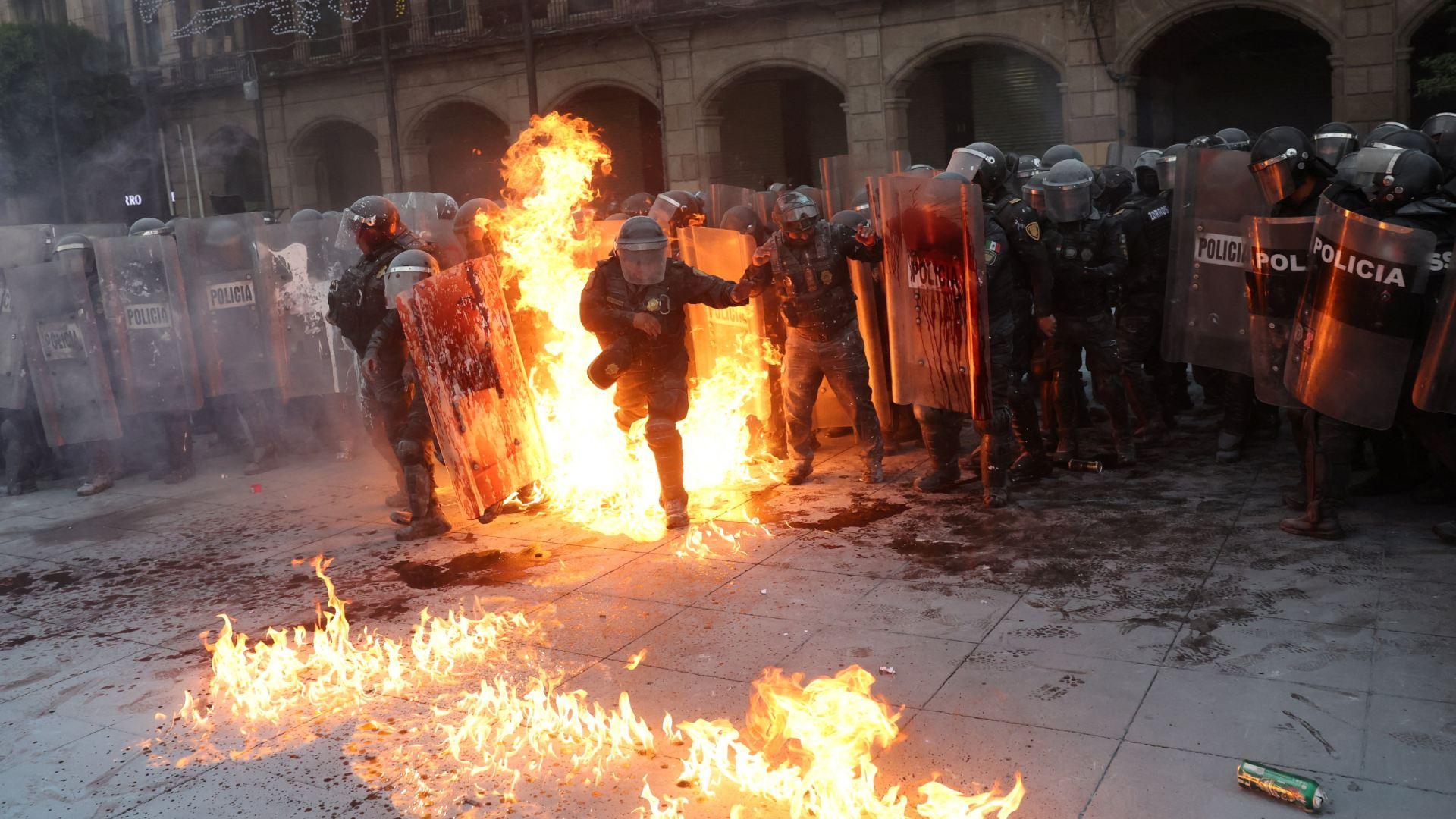 Enfrentamientos durante la conmemoración del 2 de octubre este jueves en el Zócalo de la CDMX