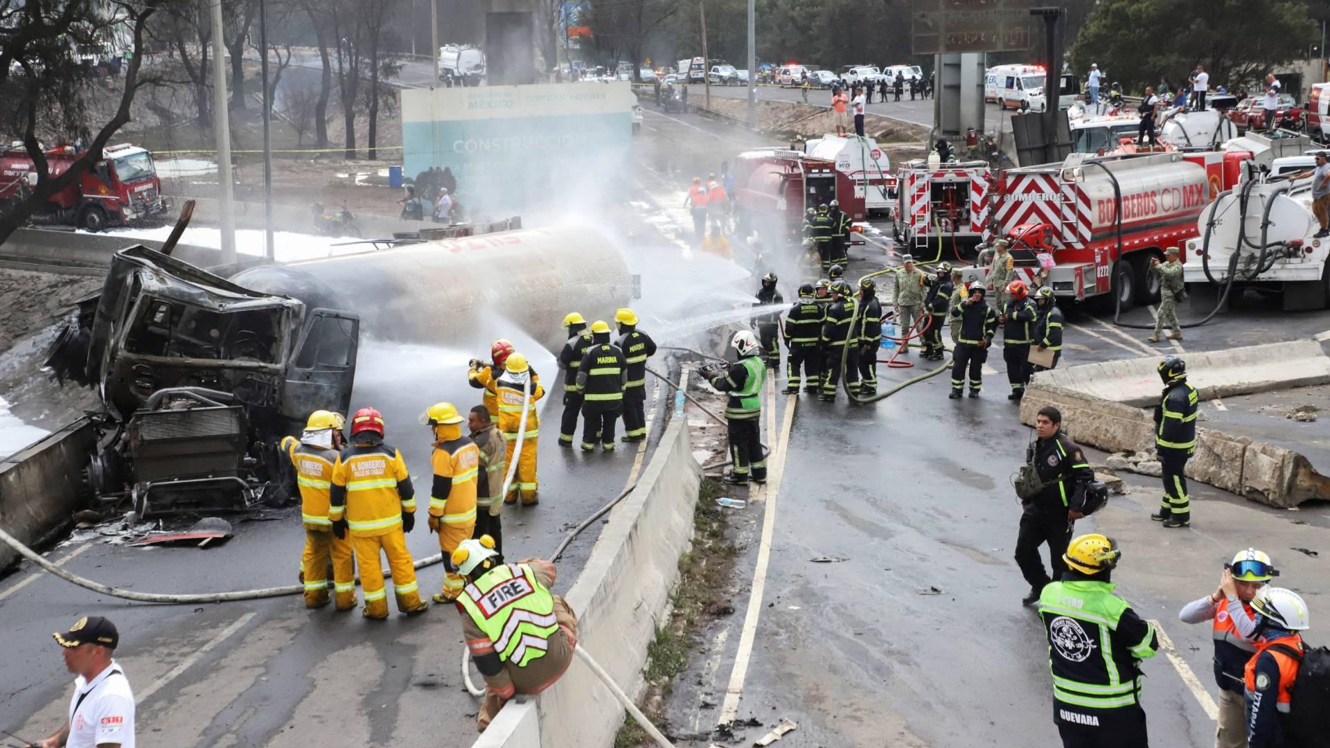 Una pipa explotó sobre la Calzada Ignacio Zaragoza, en Puente La Concordia