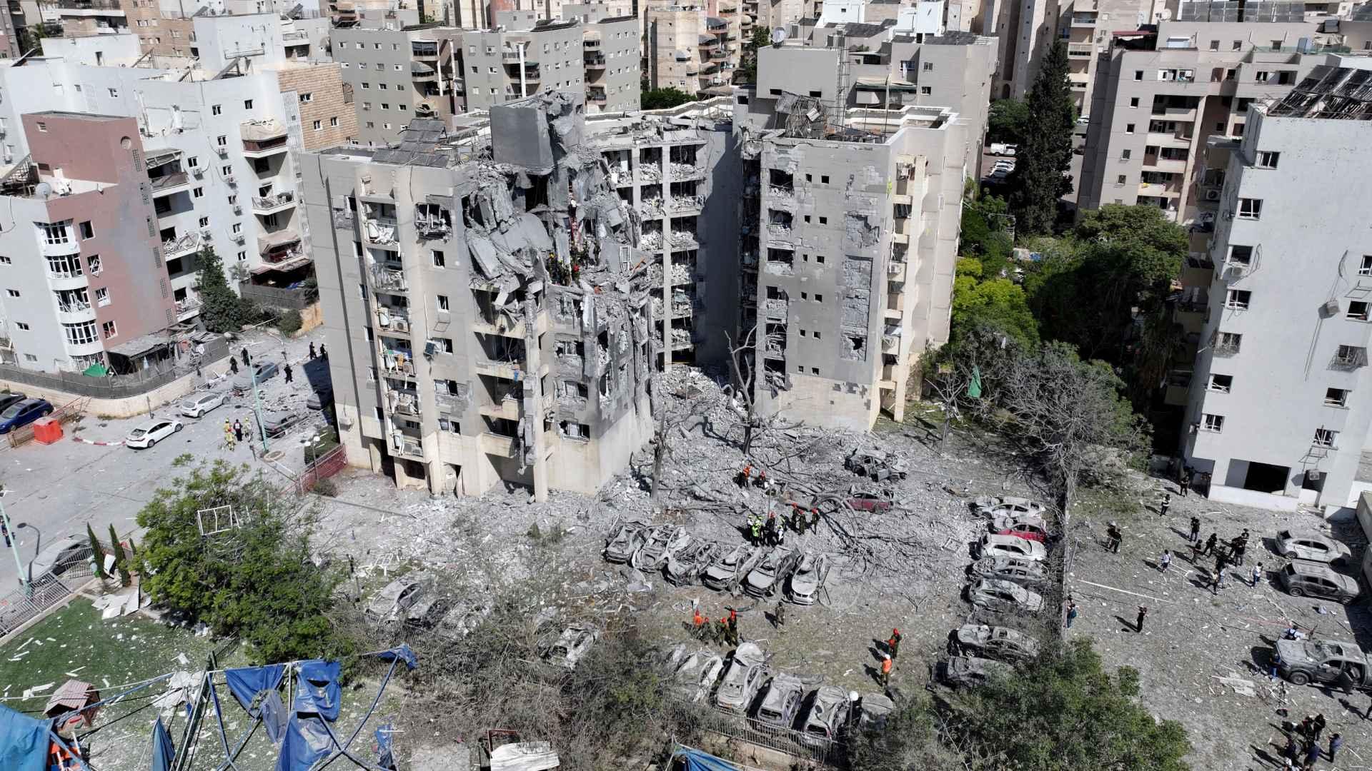Vista aérea de una zona residencial en Beerseba, Israel, dañada por un misil lanzado desde Irán