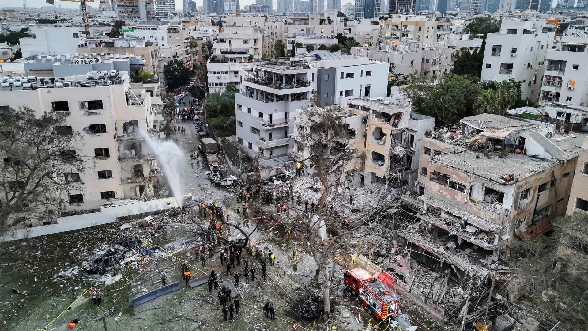 Imagen de dron muestra daños en Tel Aviv, Israel, por ataques de Irán