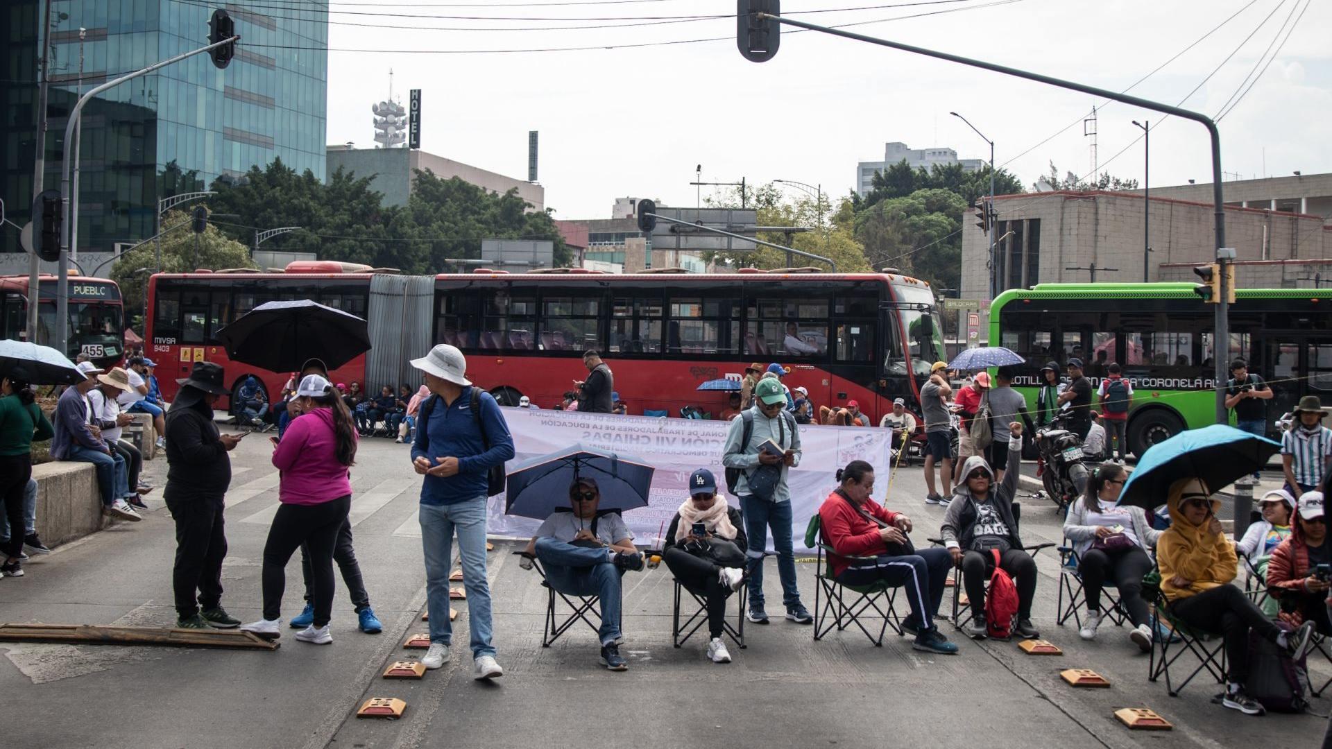 Maestros de la CNTE en bloqueo en avenida Chapultepec