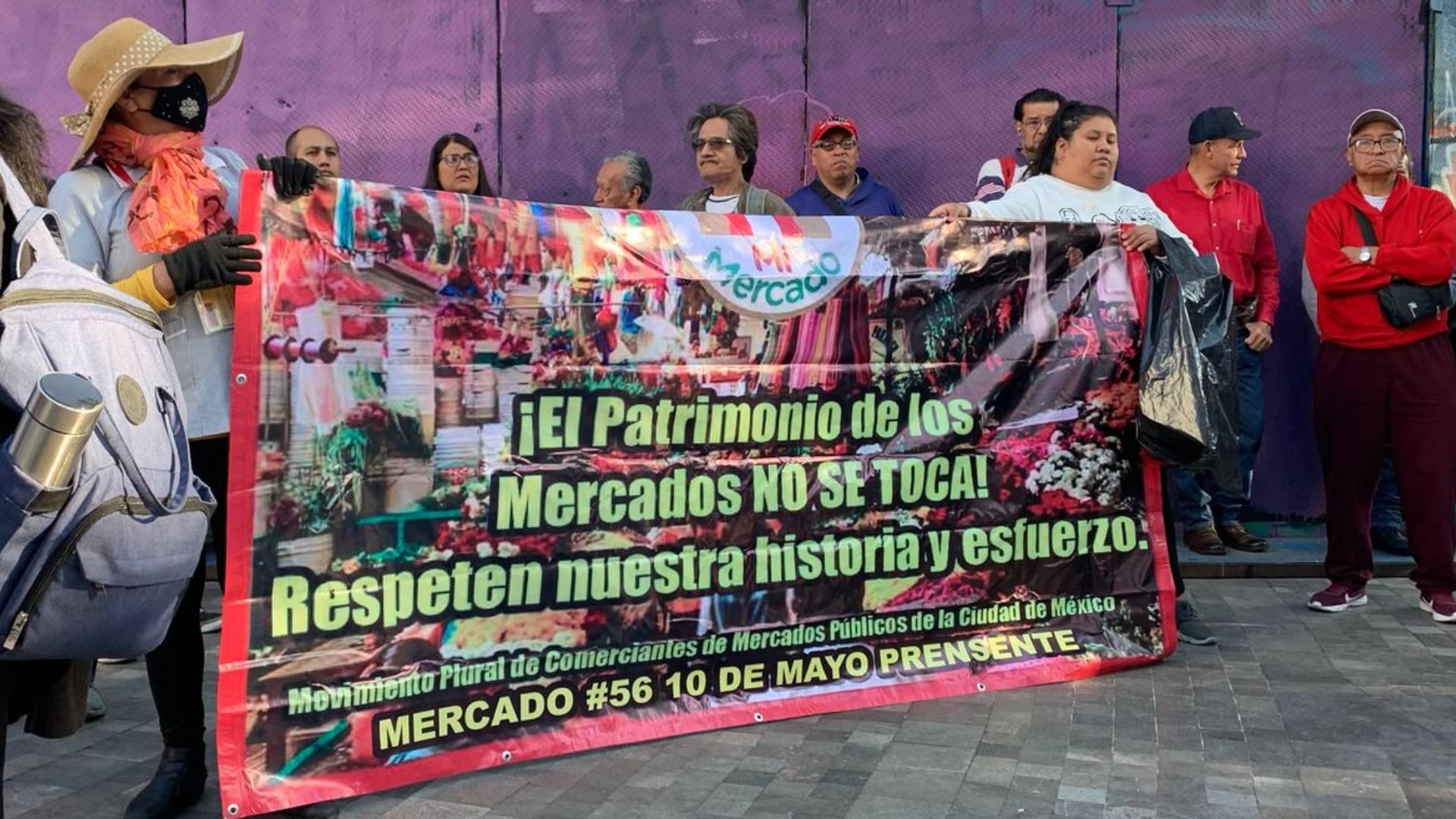 Comerciantes de mercados públicos en el Hemiciclo a Juárez