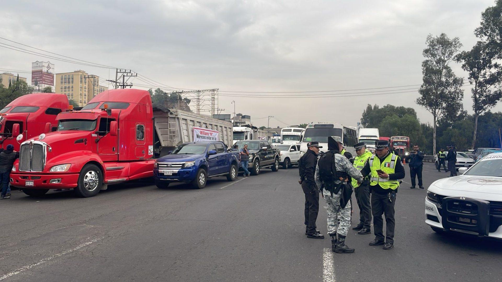 Transportistas y autoridades sobre la autopista México-Pachuca durante el bloqueo