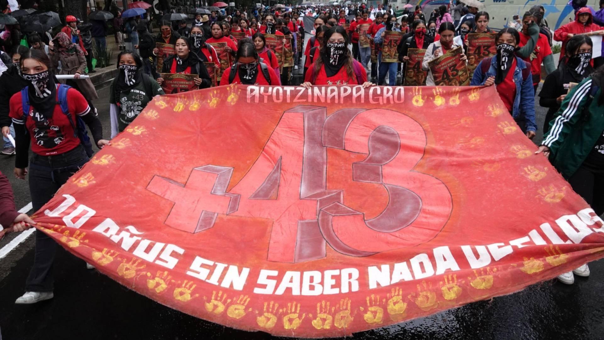 Padres de los normalistas marchando en la CDMX.